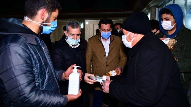 Başkan Çınar, kandil simidi, lokum ve gül suyu dağıttı