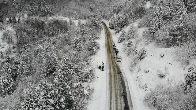 Kar yağışı etkili oldu, bazı araçlar devrildi bazıları kara saplandı ile ilgili görsel sonucu