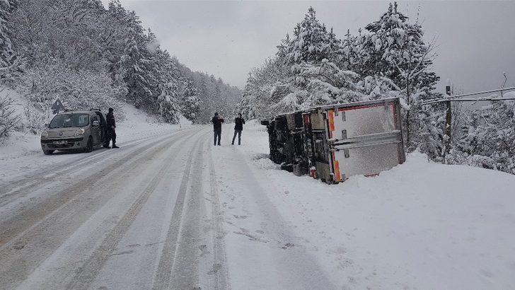 Kar yağışı etkili oldu, bazı araçlar devrildi bazıları kara saplandı G3