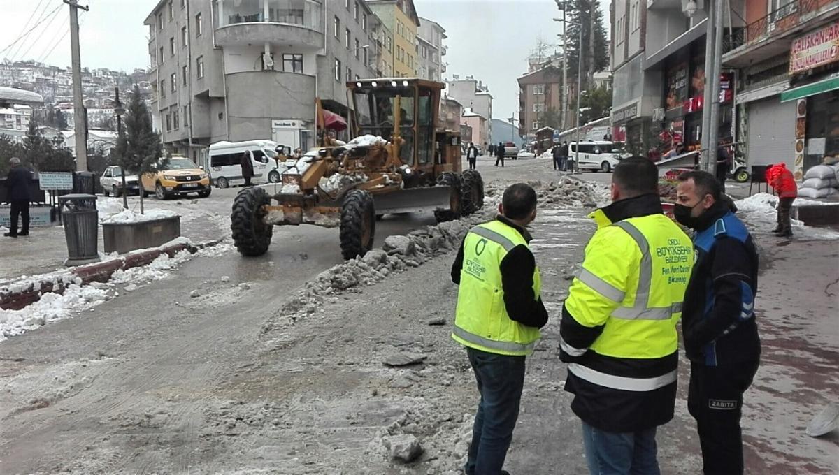 Kumru&rsquo;da kar temizleme &ccedil;alışmaları