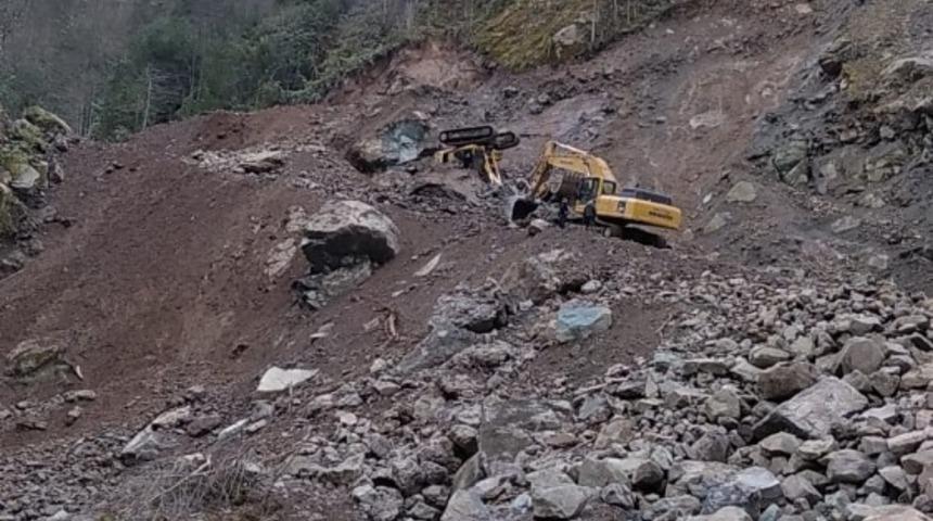 Taş ocağında göçük sırasında iş makinesi devrildi: 1 ölü, 1 yaralı