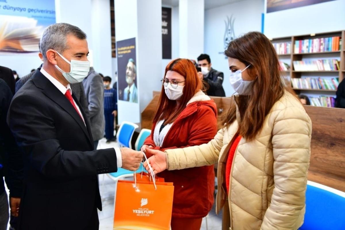 Yeşilyurt&rsquo;ta &ouml;ğrencilere deneme seti hediyesi