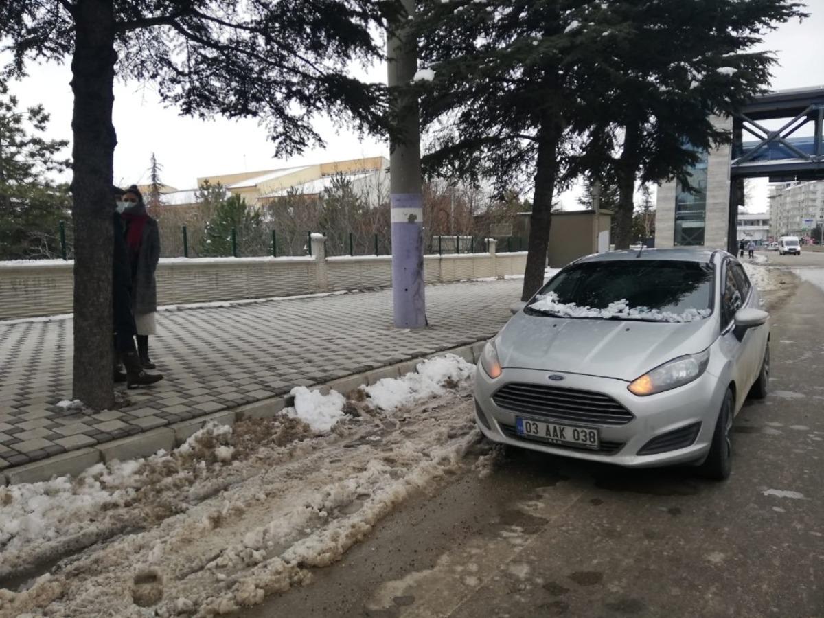 &Uuml;st ge&ccedil;itten otomobilin &uuml;zerine buz k&uuml;tlesi d&uuml;şt&uuml;, 2 kişi &ouml;l&uuml;mden d&ouml;nd&uuml;