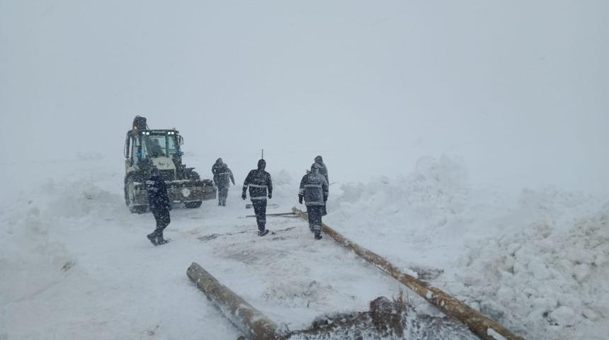 VEDAŞ ekibinin fırtınada zorlu mücadelesi