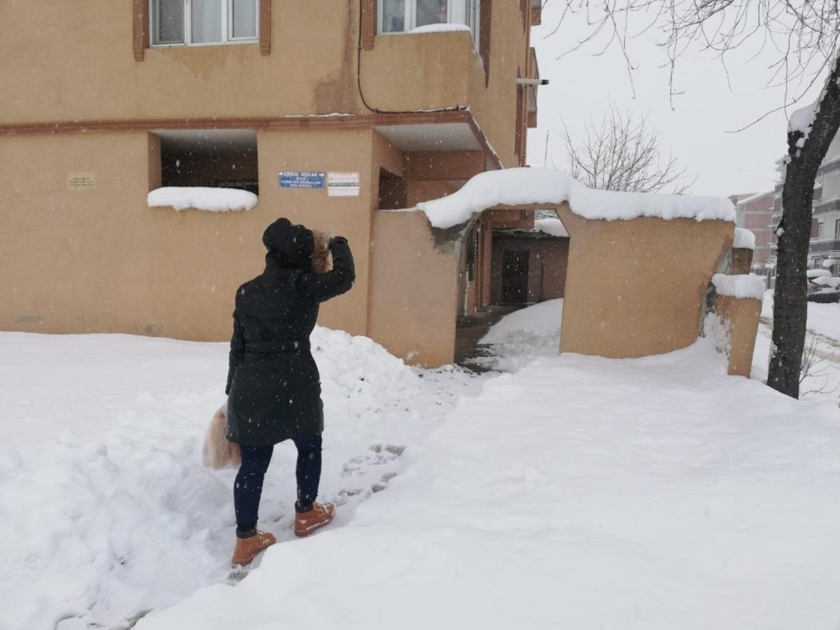 Y&uuml;rekleri ısıtan ekipler kar kış dinlemedi