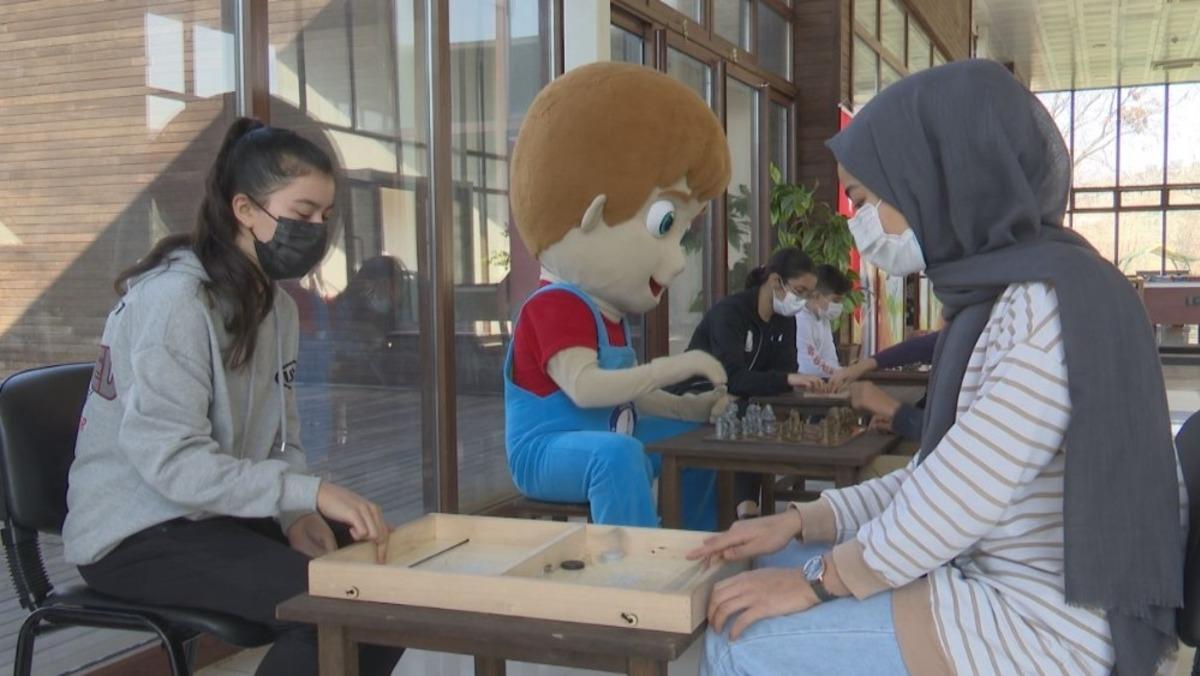 Pandemi s&uuml;recinde &ccedil;ocuklar spor yaparak eğleniyor