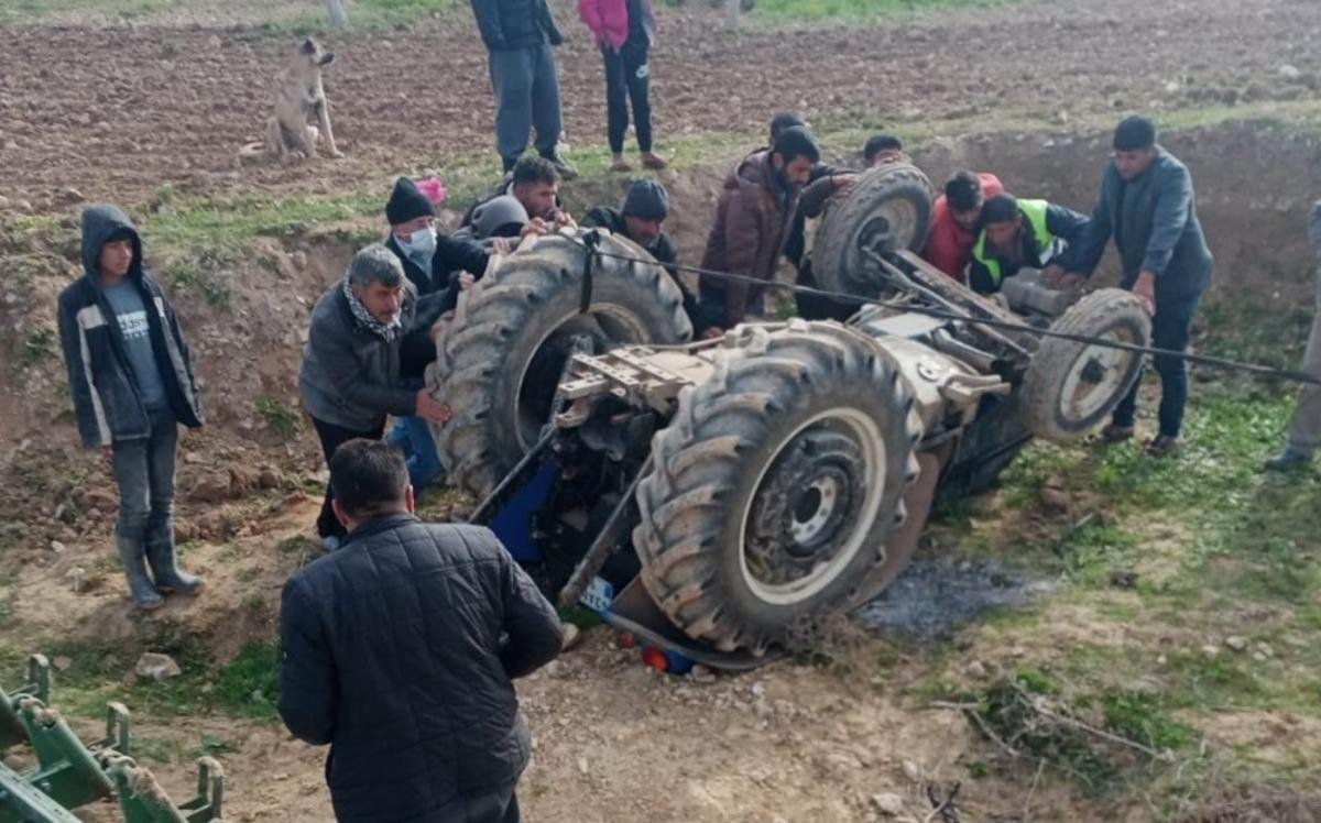 Devrilen trakt&ouml;r&uuml;n altında kalmaktan son anda kurtuldu