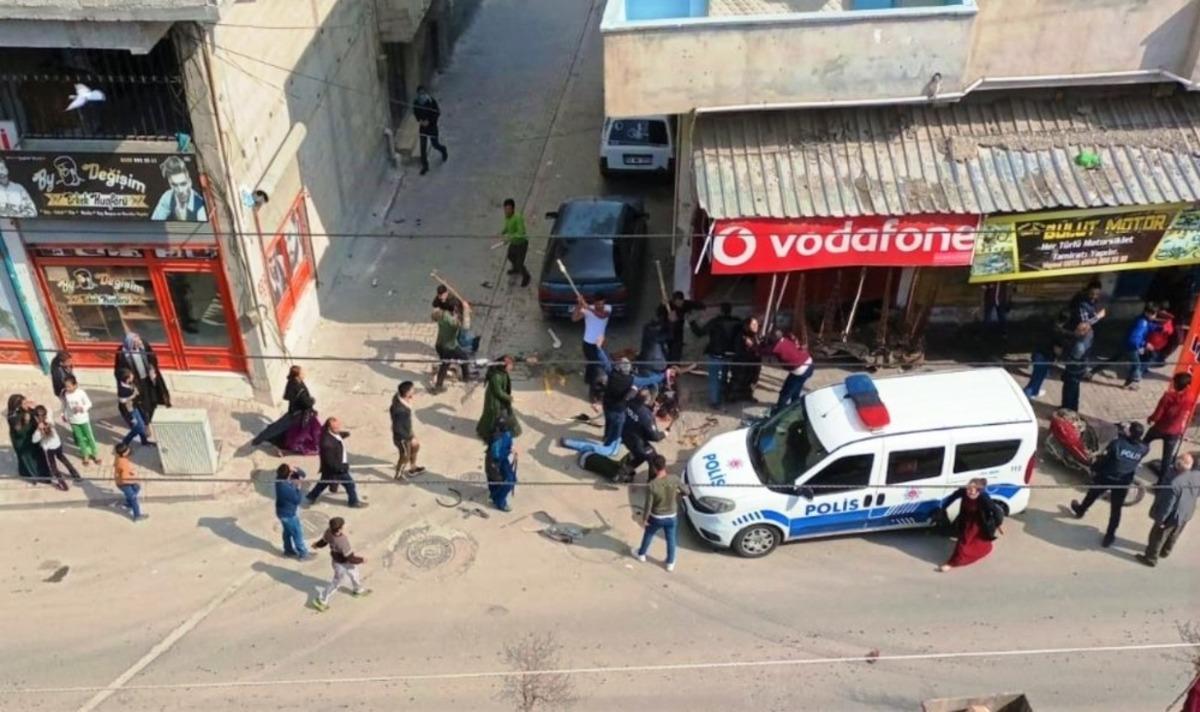 Şanlıurfa&rsquo;da taşlı sopalı kavga kamerada