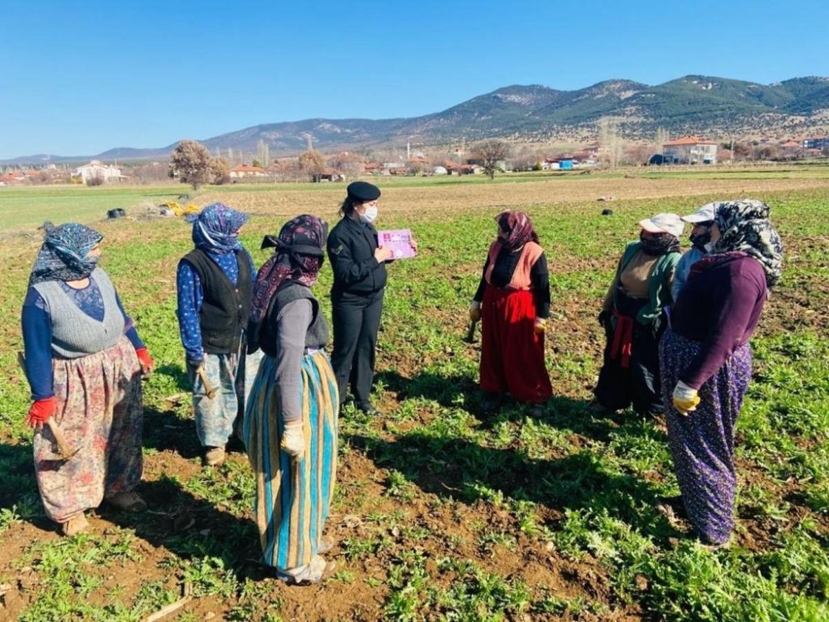 Jandarma 123 kadına &ldquo;KADES&rdquo; uygulamasını anlattı