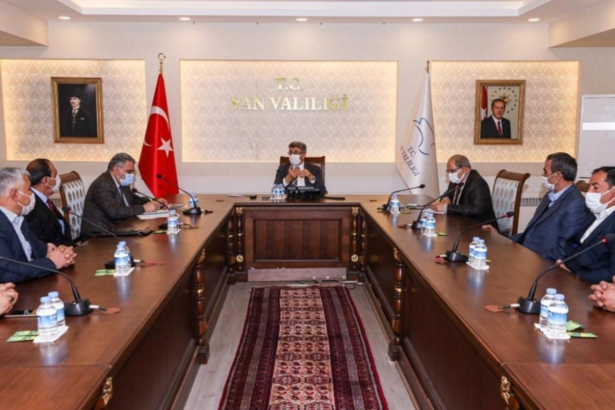 Vali Bilmez, muhtarların sorunlarını dinledi