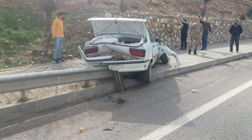 Otomobil kaldırıma &ccedil;arptı