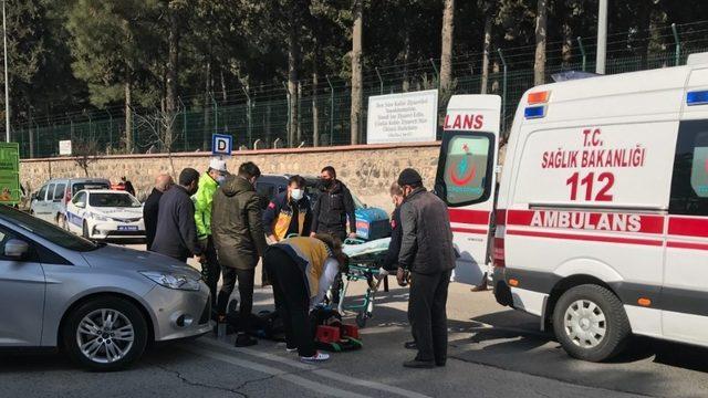 Otomobil ile çarpışan motosikletli yaralandı