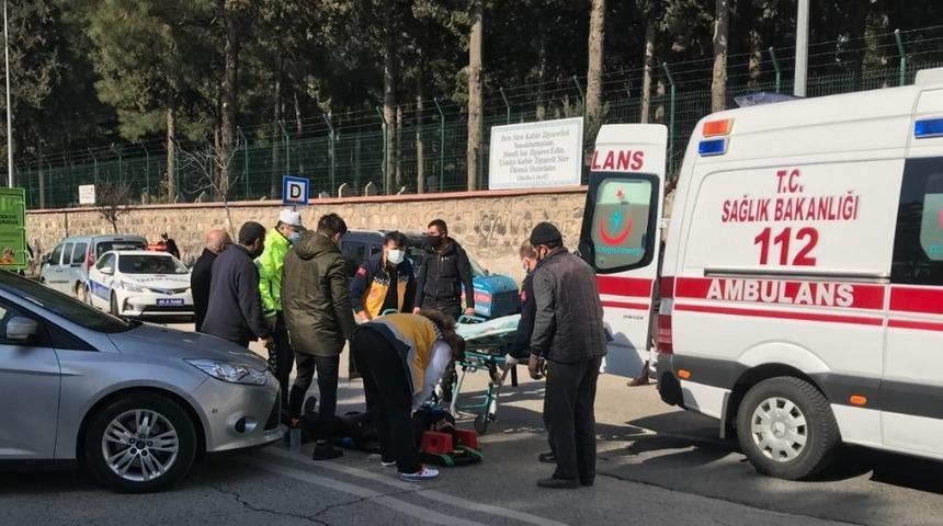 Otomobil ile &ccedil;arpışan motosikletli yaralandı