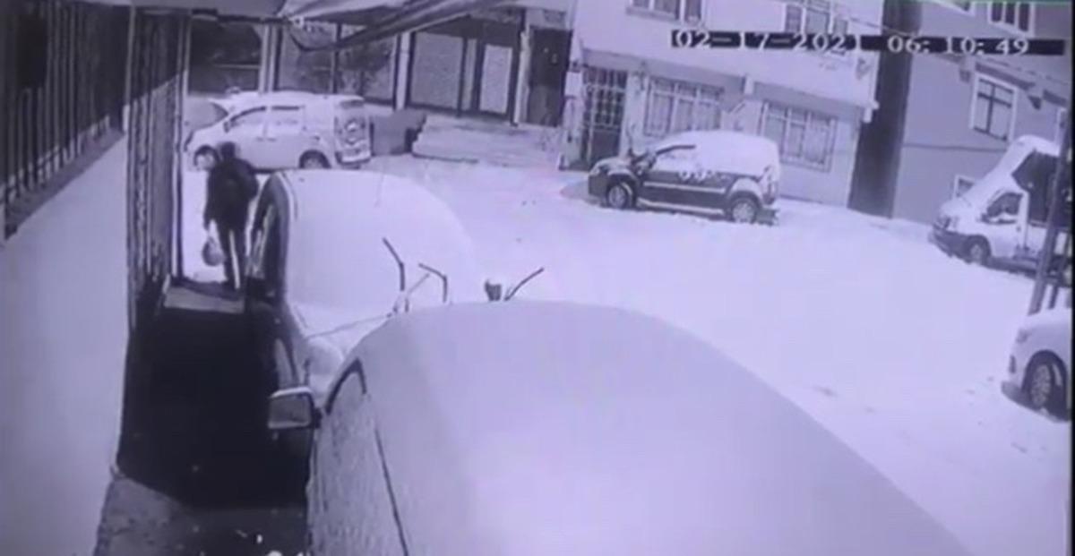 Sultanbeyli&rsquo;de otomobilden hırsızlık kamerada