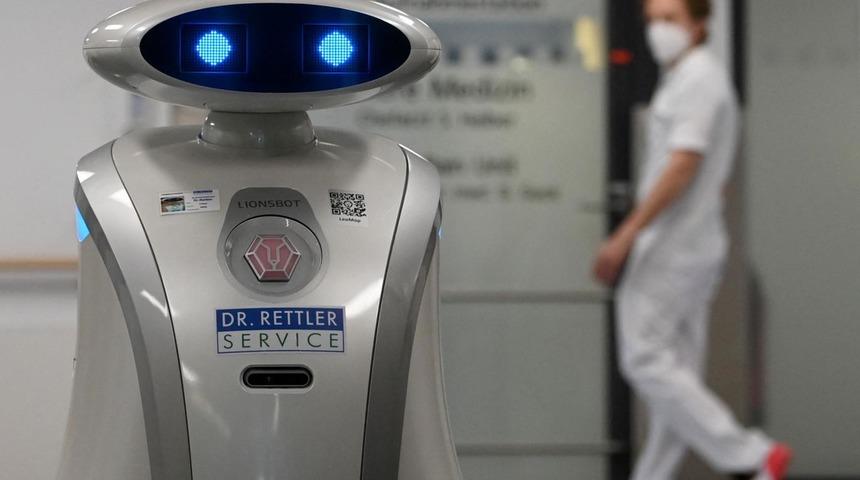 Geveze robot Franzi, hastaların neşesi oldu