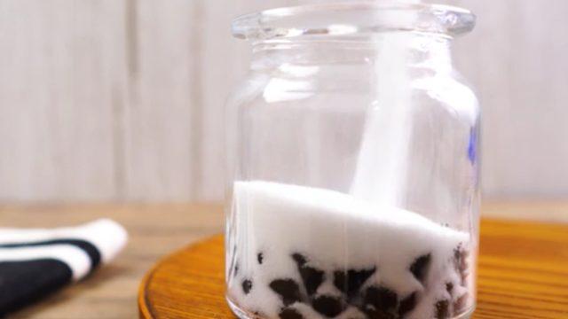 Tuzun topaklanmasını ve nemlenmesini önleyen püf noktaları! Sadece pirinç değil, maydanoz ve karanfil...