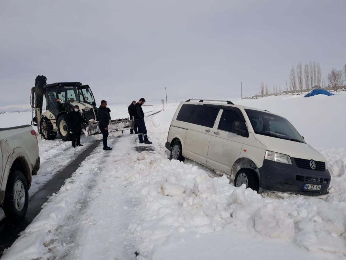 &Ccedil;aldıran Belediyesi mahsur kalanların imdadına yetişiyor