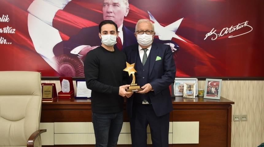 &Ouml;d&uuml;ll&uuml; gen&ccedil; girişimci, Başkan Posbıyık&rsquo;ı gururlandırdı