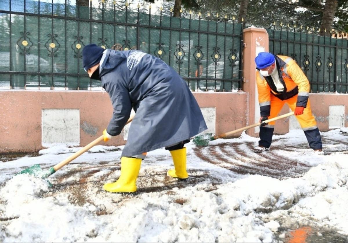 Esenyurt&rsquo;ta buzlanmaya karşı 2 bin 300 ton tuz kullanıldı