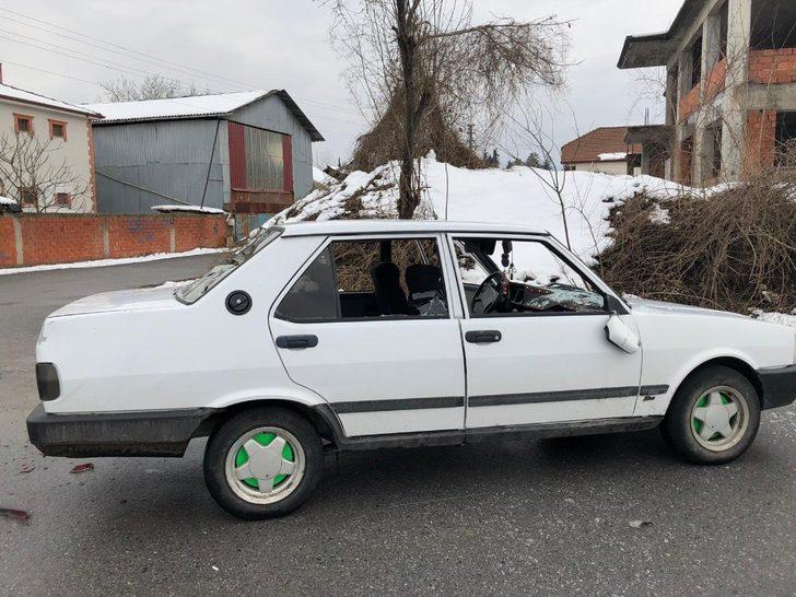 Önünü kestikleri aracın şoförünü darp ettikten sonra camları kırıp kaçtılar G2