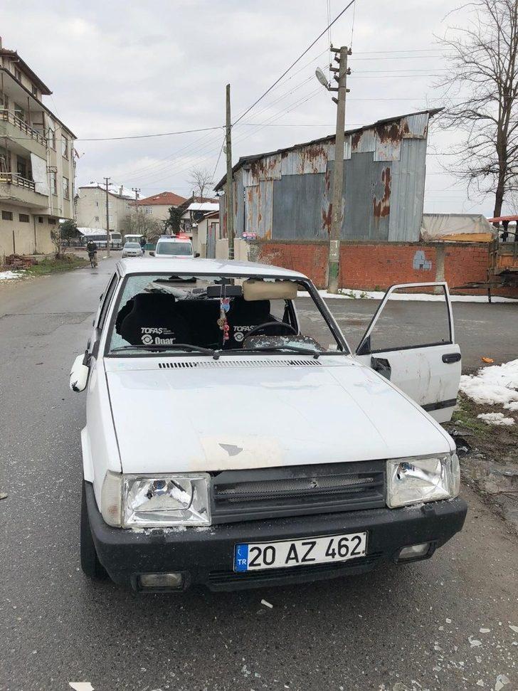 Önünü kestikleri aracın şoförünü darp ettikten sonra camları kırıp kaçtılar G4