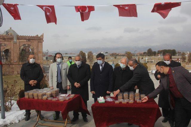 Erzincan’da Gara şehitleri için helva dağıtıldı