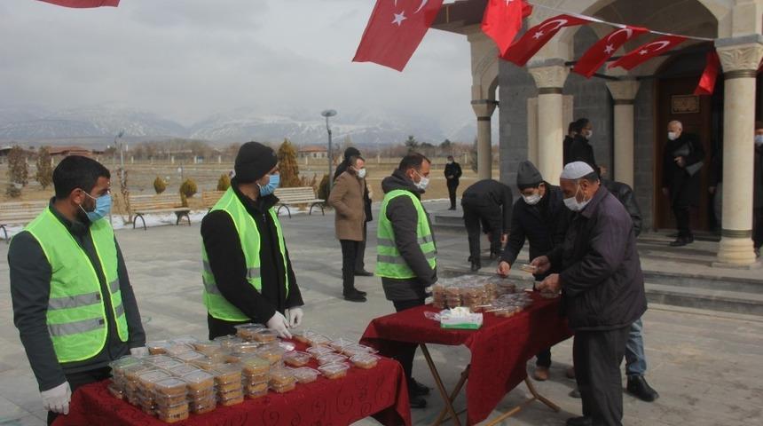 Erzincan’da Gara şehitleri için helva dağıtıldı