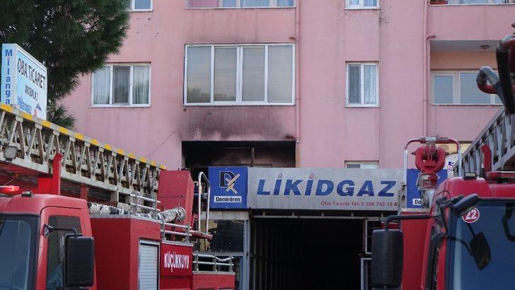 Küçükkuyu’da ev yangını: 8 kişi dumandan etkilendi G5