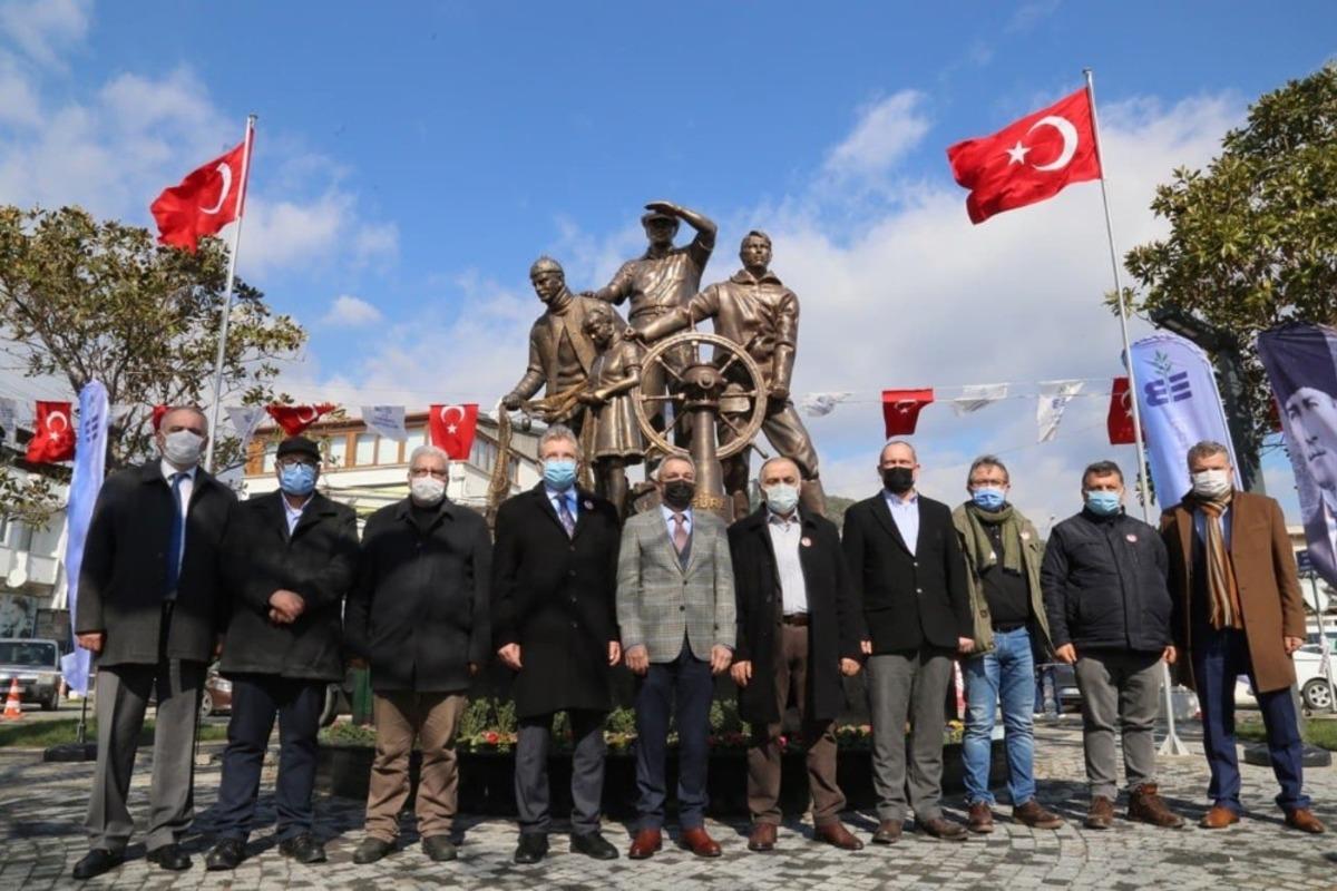 Edremit&rsquo;te Atata&uuml;rk Heykeli ve halk k&uuml;t&uuml;phanesi a&ccedil;ıldı