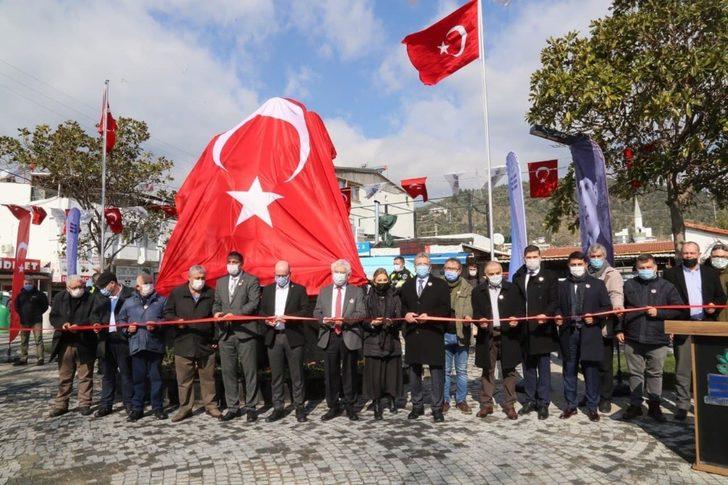 Edremit’te Atataürk Heykeli ve halk kütüphanesi açıldı G5