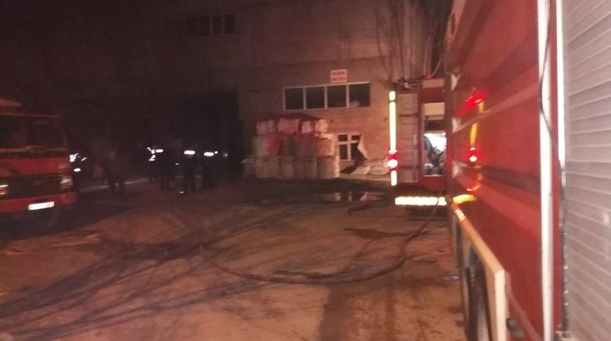 Pamuk deposunda çıkan yangını itfaiye söndürdü