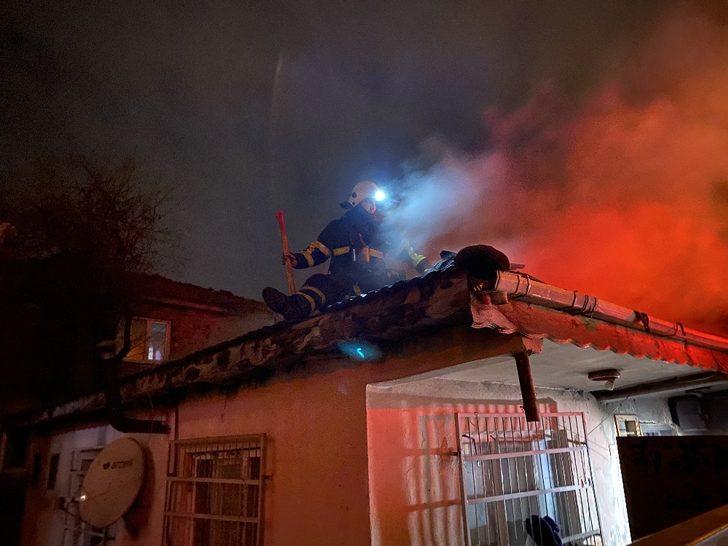 Alevlere teslim olan evine girip paralarını kurtarmaya çalıştı G4