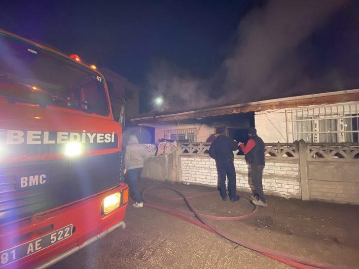 Alevlere teslim olan evine girip paralarını kurtarmaya çalıştı G5