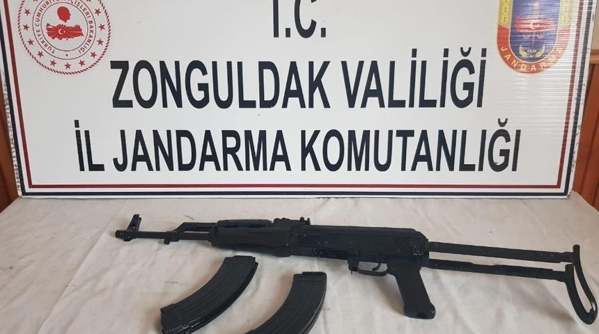 Kalaşnikof tüfeği satmak isterken jandarmaya yakalandılar
