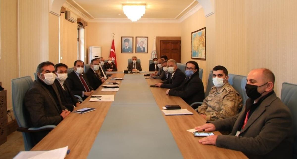 Erzincan Valisi Makas: &ldquo;Covid-19 ile m&uuml;cadele y&uuml;k&uuml;n&uuml; başarıyla g&ouml;ğ&uuml;sleyen sağlık &ccedil;alışanlarımıza destek olun&rdquo;