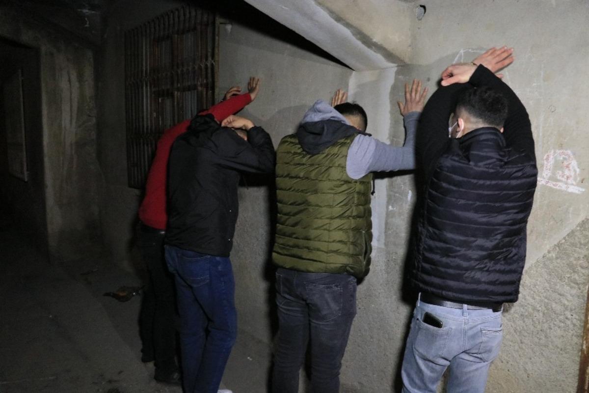 Polisten ka&ccedil;maya &ccedil;alışan ehliyetsiz s&uuml;r&uuml;c&uuml; kıskıvrak yakalandı