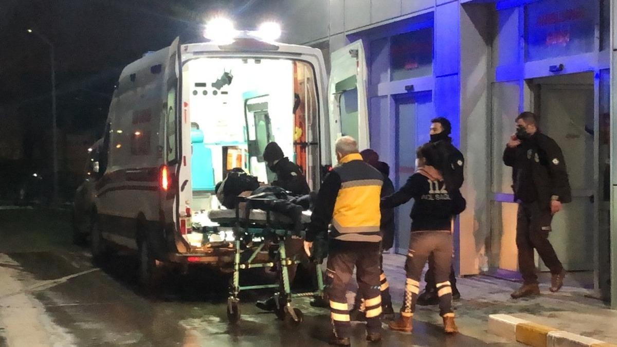 2 polis memuru, g&uuml;r&uuml;lt&uuml; şikayetine gittikleri evde bı&ccedil;aklanarak yaralandı