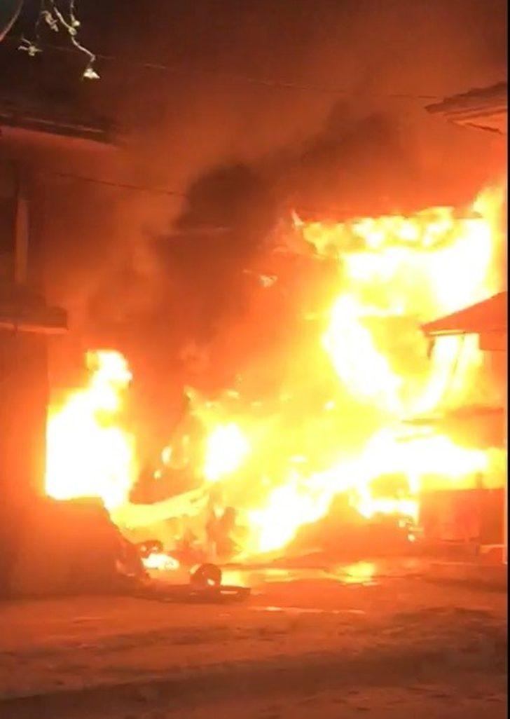 Tüp patlaması sonucu çıkan yangında 3 iş yeri yandı G4