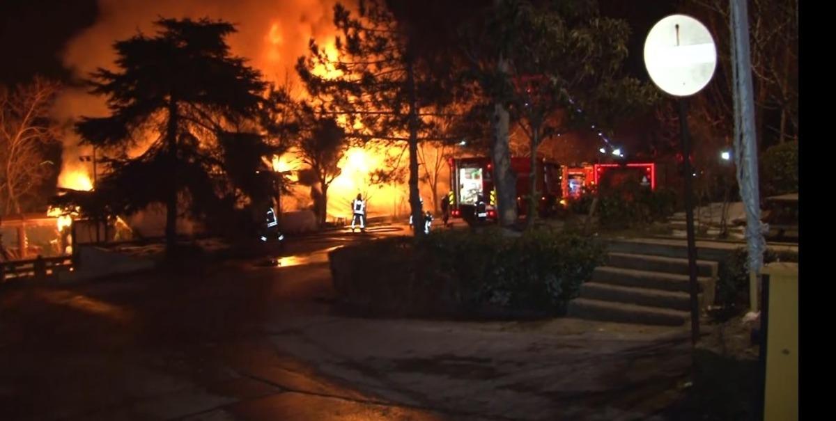 Boğazi&ccedil;i &Uuml;niversitesi Rumeli Hisarı kamp&uuml;s&uuml;nde bulunan kafe alev alev yandı