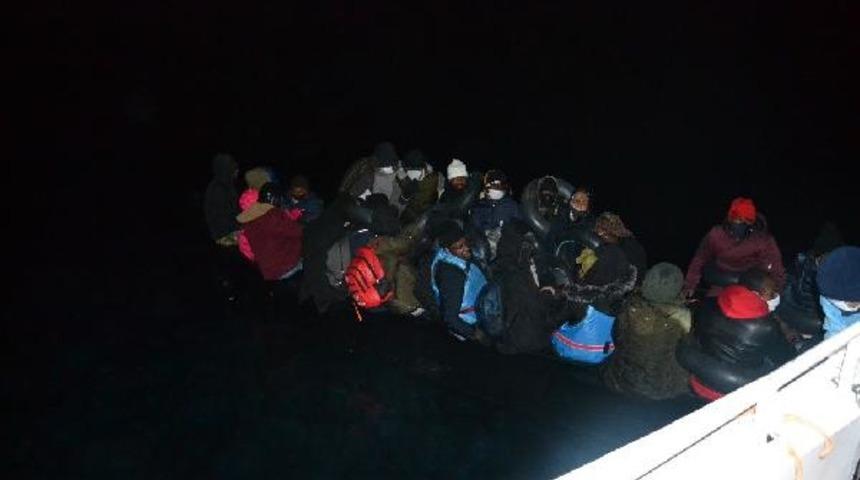 İzmir'de 36 kaçak göçmen kurtarıldı