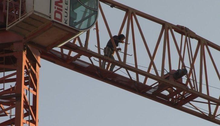 Vinçte intihara teşebbüs eden şahsı polis ikna ederek indirdi G1