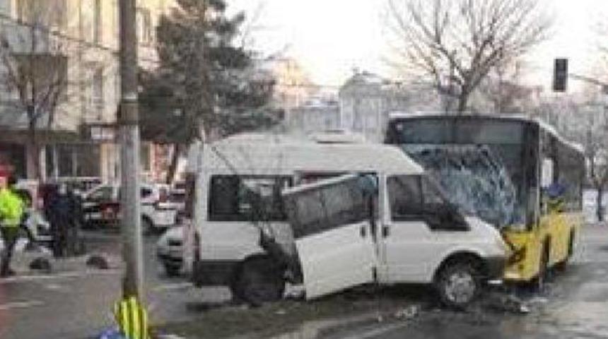 Son Dakika: İETT otobüsüyle minibüs çarpıştı! Yaralılar var