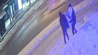 Şaşkına çeviren görüntü! Kardan kadını kucaklayıp götürdüler