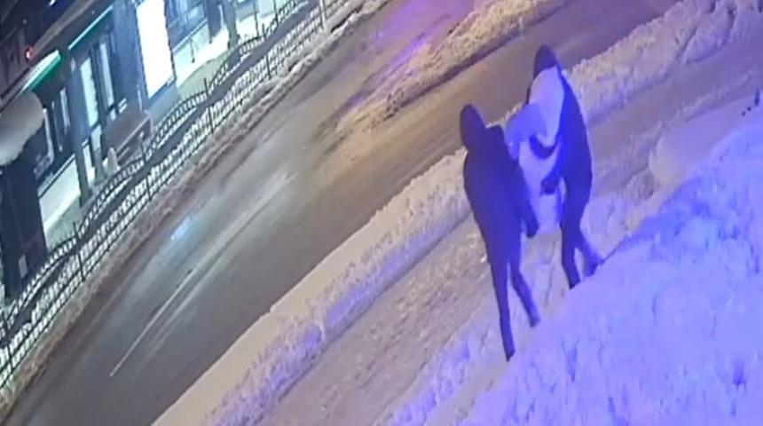 Şaşkına çeviren görüntü! Kardan kadını kucaklayıp götürdüler