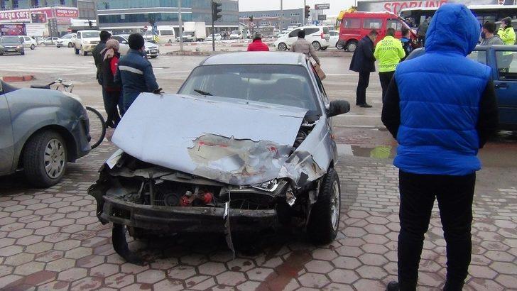 Işık ihlali yüzünden yaşanan kaza kameralara  yansıdı G5