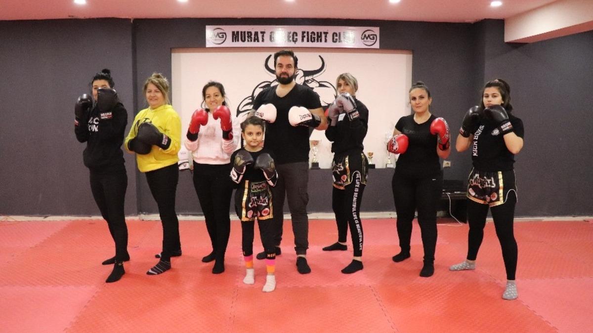 Kick boks ile hem spor yapıyor hem de kendilerini savunuyorlar
