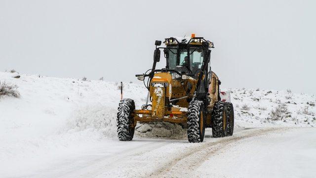 Talas Belediyesi kar temizleme çalışmalarına aralıksız devam ediyor