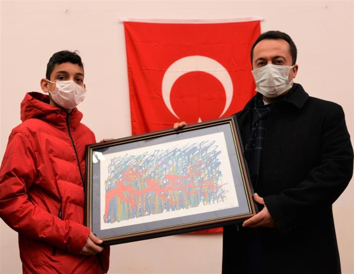 &Ccedil;ocuk evlerinde kalan &ccedil;ocuklara bilgisayar dağıtıldı