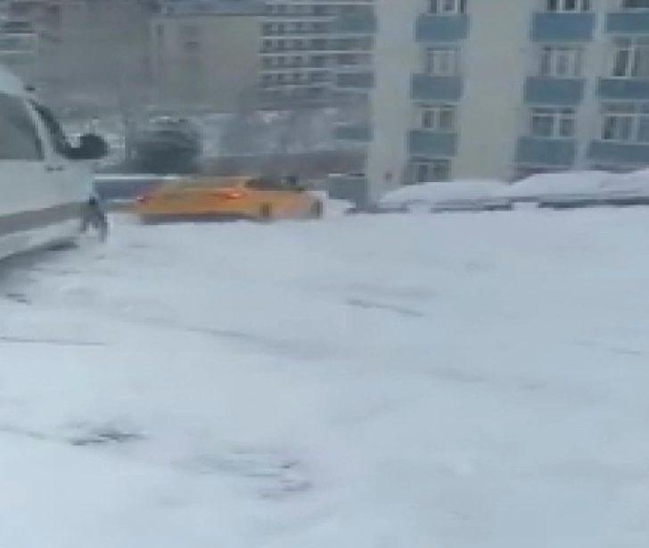 Taksi buzlu yolda kayınca müşteri dışarı atladı