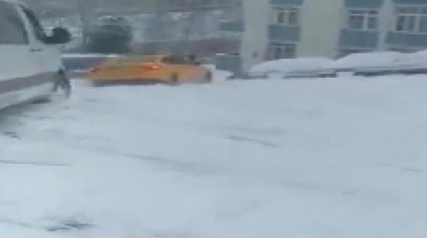 Taksi buzlu yolda kayınca müşteri dışarı atladı
